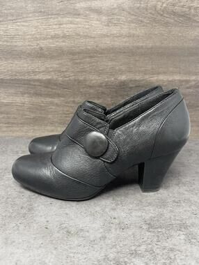 Clarks Leather Ankle Booties Womens Size 7.5 Black